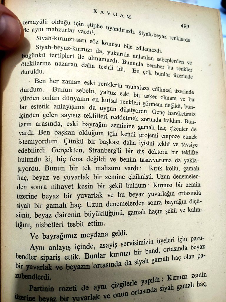 Nasyonal-Sosyalist partisinin Renkleri bayrağı ve gamalı haç sembolünün bulunması, #AdolfHitler #Kavgam
