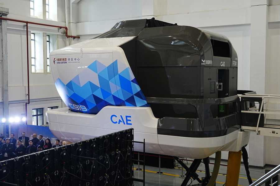 ChinaScience's tweet photo. The world's first flight simulator for China's C919 passenger jet has been officially delivered to China Eastern Airlines. The full-motion simulator, now in commission, boasts outstanding visual fidelity and powerful virtual computing capabilities, enabling highly realistic flight training for various subjects.