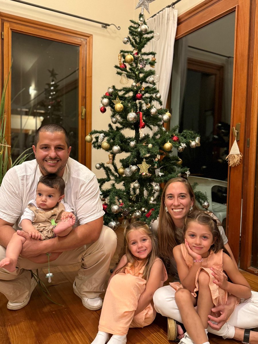 tomasachaval86's tweet photo. Feliz Navidad &amp; Merry Christmas 🎄🎁 https://t.co/qo6DECKm0v