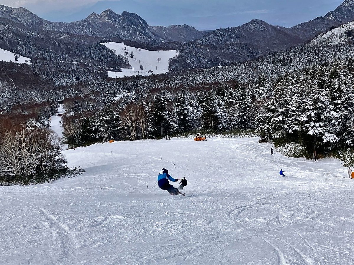 JSTAR_PROJECT's tweet photo. #J_STAR プロジェクト🌟今回は #全日本スキー連盟 #アルペンスキー⛷の紹介🌈#アスリートパスウェイシステム から7名が選ばれ今回は3名が ＃志賀高原 でのプログラムに参加⛷積雪に恵まれ雪上トレーニング⛄に多くの時間を割き👏基本技術の理解が深まる充実の活動となった🌈
#ミラノ・コルティナ2026 https://t.co/F9O90j4A6p