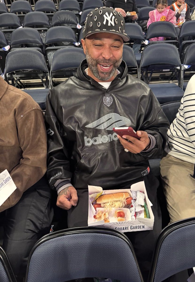 BigKnickEnergy_'s tweet image. Joe Budden got caught eating a glizzy at MSG

If there is anything worse than that, he started eating it from the middle.

Now that’s WILD af!
