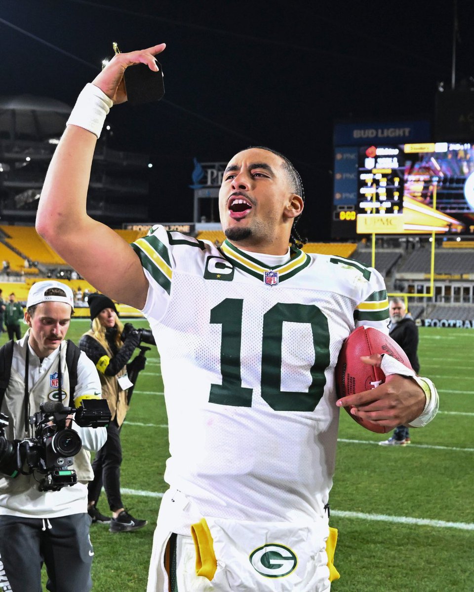 MySportsUpdate's tweet image. The #Lions have been eliminated from playoff contention.

The #Packers have clinched a playoff berth.