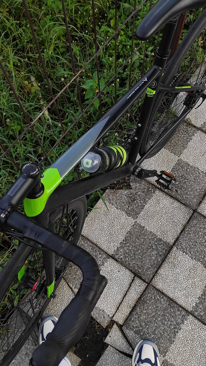 celestialbrown_'s tweet photo. Ban kevlar katanya lebih kuat ga gampang bocor. Bener sih ga bocor tapi langsung bolong pas crash kemaren. Mau ganti ban gravel tapi clearance mentok di 32c nanggung banget. Fork carbon juga bunyinya klotal klotak kalo kena jalan ga rata dikit, ngeri patah 😌 https://t.co/L8iyBWtcft