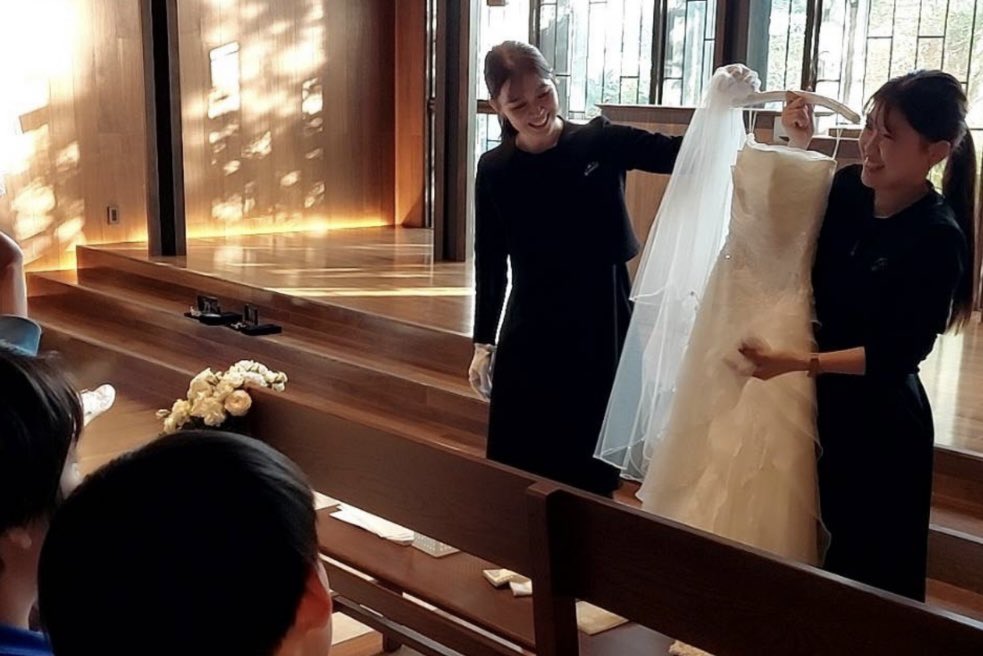 Attractive2007's tweet photo. 地元の小中学生を招き、結婚式場の仕事を体験していただきました♪

仕事の一部に触れ、実際に体感する時間が
将来を考える小さなきっかけになれば幸いです🫧

結婚式場だからこそできる地域との繋がりを
これからも大切にしていきます💫

#アトラクティブ #地域貢献 #体験学習 https://t.co/LjSyMTsGxM