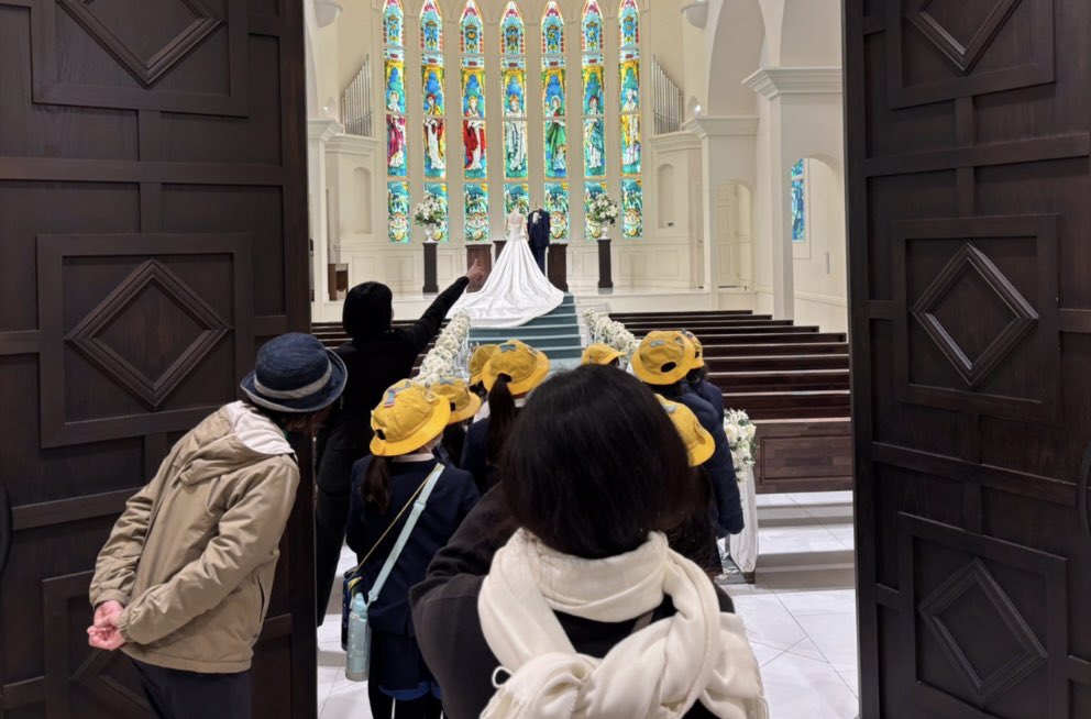Attractive2007's tweet photo. 地元の小中学生を招き、結婚式場の仕事を体験していただきました♪

仕事の一部に触れ、実際に体感する時間が
将来を考える小さなきっかけになれば幸いです🫧

結婚式場だからこそできる地域との繋がりを
これからも大切にしていきます💫

#アトラクティブ #地域貢献 #体験学習 https://t.co/LjSyMTsGxM
