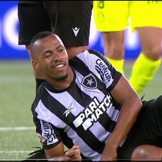 lucasfrazaobfr's tweet photo. Marlon Freitas:

- Não sabe marcar 
- Não sabe chutar 
- Quis ir pro Vasco 
- Quis ir pro Fluminense 
- Aceitou ir pro Palmeiras, clube que o marcou negativamente em 2023. 

Ídolo de alguns. https://t.co/gKH41P2TKo