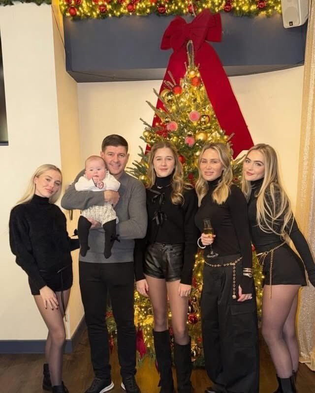 l4pablo's tweet image. Steven Gerrard enjoying his first Christmas as a Grandad with his family 🎄❤️

#LFC #YNWA