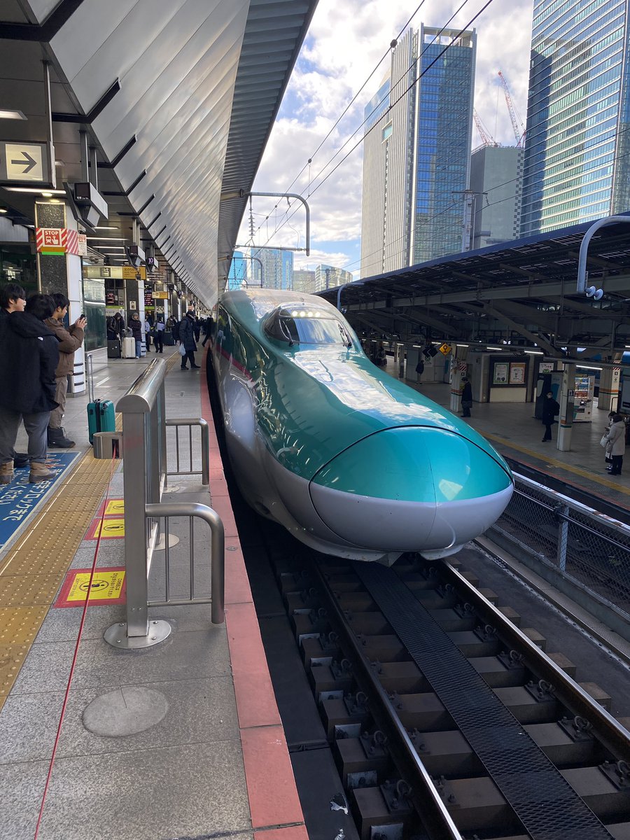 ultracub2018's tweet photo. ここは東京駅
北海道上陸方法理論
飛行機に乗って初級。
陸路とフェリーで上陸して中級。
上級者ともなれば新幹線のグランクラスで飲み放題の酒を飲みながら優雅に青函トンネルを越える。
北海道へ何度も渡っている俺の理論に破綻はない！ https://t.co/PfRgO76JZi