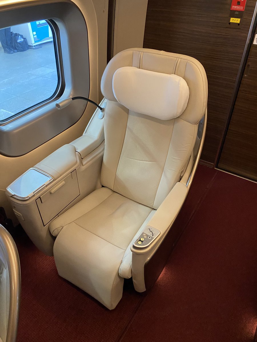 ultracub2018's tweet photo. ここは東京駅
北海道上陸方法理論
飛行機に乗って初級。
陸路とフェリーで上陸して中級。
上級者ともなれば新幹線のグランクラスで飲み放題の酒を飲みながら優雅に青函トンネルを越える。
北海道へ何度も渡っている俺の理論に破綻はない！ https://t.co/PfRgO76JZi