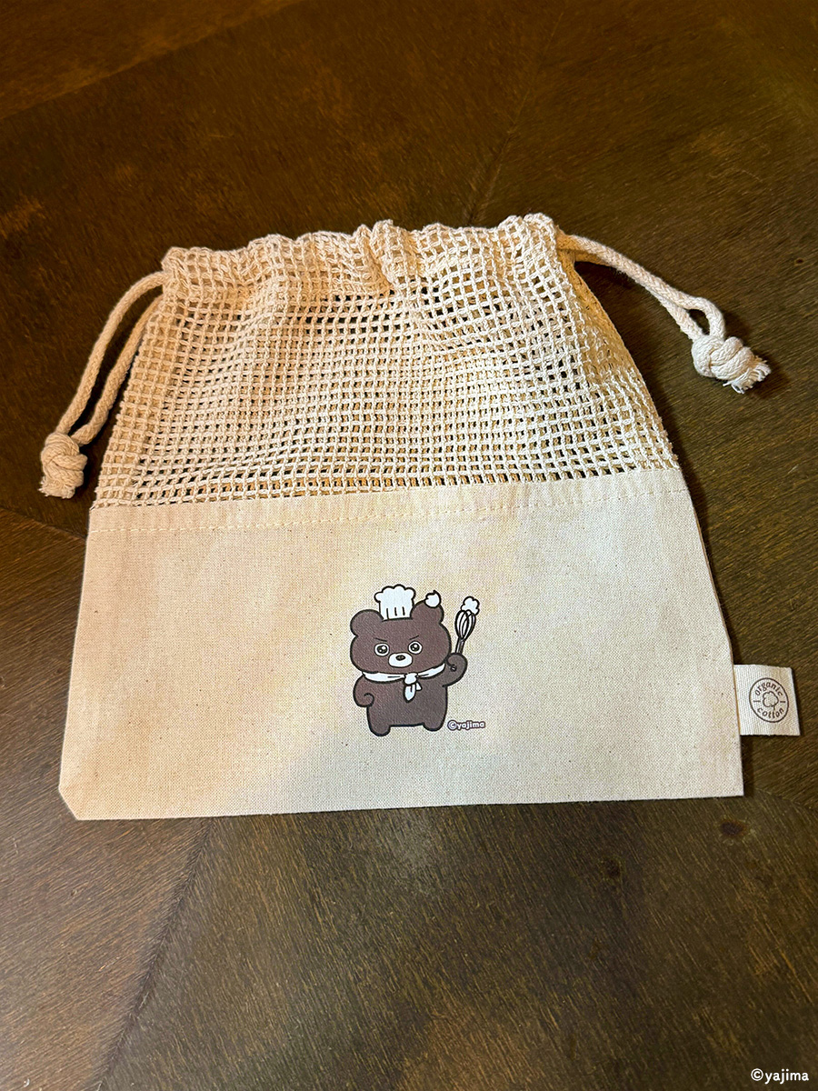 🐻「お部屋ぐまルーミー」グッズご紹介②🐻

【オーガニックコットン巾着】
パティシエ衣装のルーミーちゃんがかわいい✨
ちょっとした小物を入れるのにぴったりな
コットン巾着です🎵

🏠コラボグッズは併設カフェの店内レジにて販売中です！

#お部屋ぐまルーミー
#クレープドココリコ