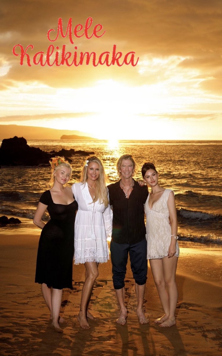 DuffMcKagan's tweet photo. We wish you a Maui Christmas! ♥️🎄And a Hadleigh 🐕🐾🦇 New Year!! https://t.co/9ks4CBphl5