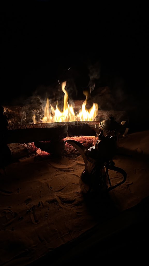 عليك بالي كن زوايا بيته 
ملجا الضعيف ومزبن المرتاع

 يعج فيه العود والشاذليه 
 والزعفران وذاعر النعناع 

ما تسمع الا ارحب وحياك الله 
ومشاهدٍ يبري من الأوجاع 

في جنب صبي غشمري وقيادي
ماهوب تباعٍَ . . ولد تباع "