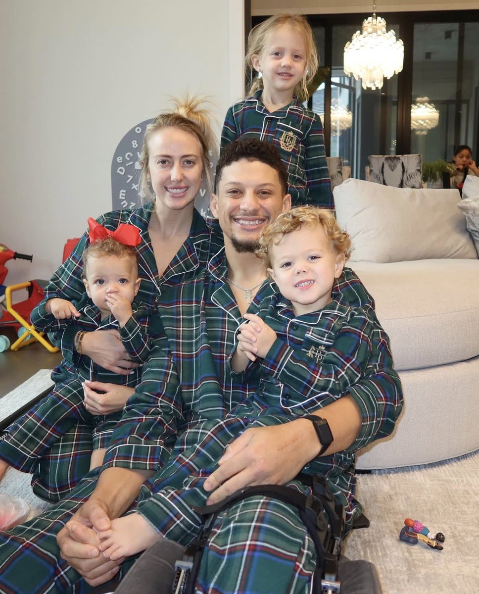 BBQChiefs's tweet photo. Merry Christmas from the Mahomes ❤️💛 https://t.co/53zsFXRjsS