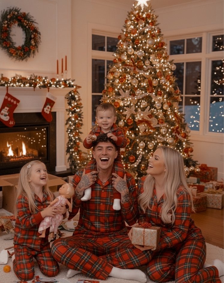 sckmath's tweet image. Criando memórias que aquecem o coração. Nossa noite mágica, tudo por vocês meus filhos! Que a magia do Natal alcance a todos, hoho 🎅🏻🎄❤️