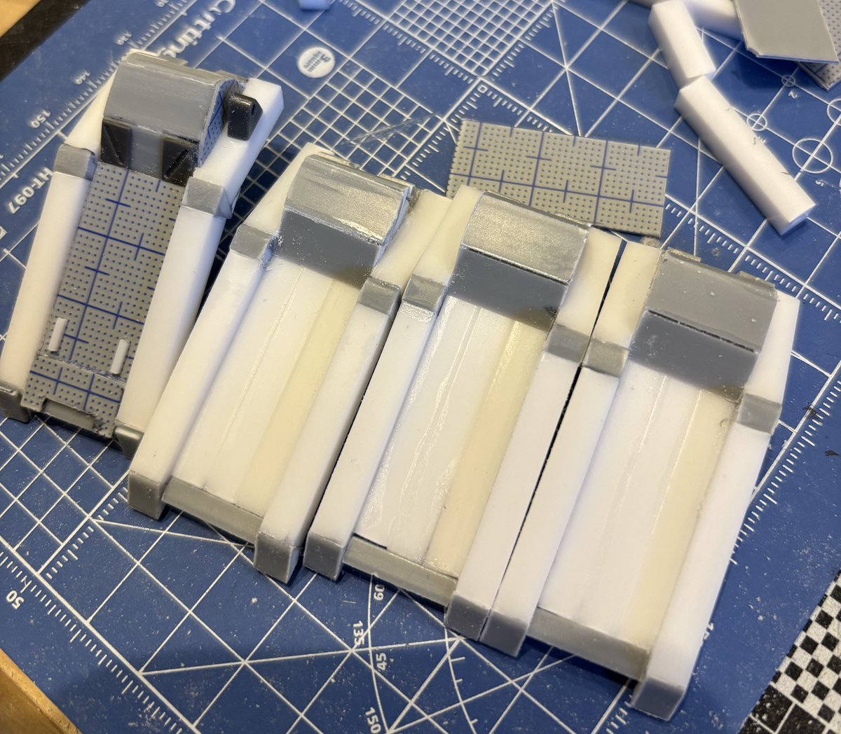 #フロントミッション 2089
#大型機動兵器
轟砦　作成記　XN型 脚部装甲板作成
プラ棒などを切り出して装甲板を作成中。明日にはできるかな💦