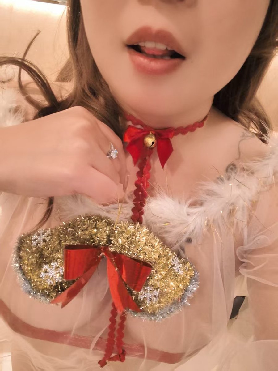 昨天是圣诞节限定款母狗。被一个老男人艹爽了的母狗