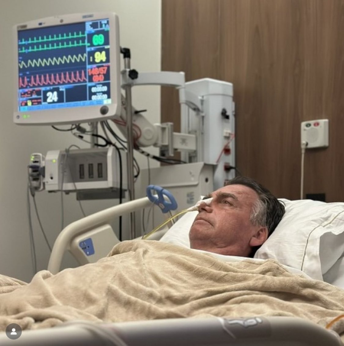Bolsonaro é o único "imbrochável" do mundo cuja foto favorita é sempre se fazendo de coitado em um leito de hospital.