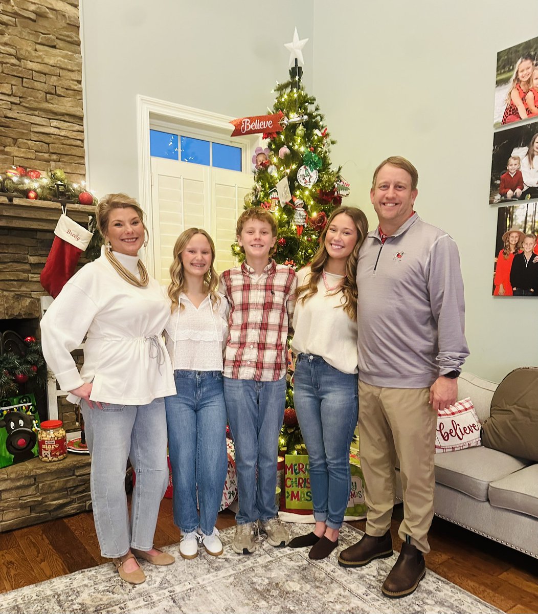 BTTYPrincipal's tweet photo. Merry Christmas from the Stone Family. https://t.co/iyiTmQtZrr