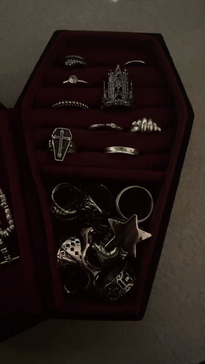 HEROWlNGS's tweet image. ⠀
⠀
                  𔔺  。   @ASHESSMOKED
⠀
⠀