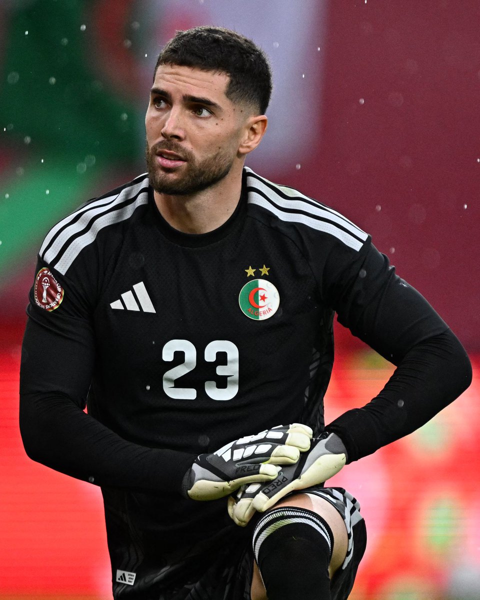 ilianikh's tweet photo. Ce maillot noir de l’Algérie floqué Zidane est ce que ce serait pas le maillot du siècle enfait https://t.co/tSOrFI3W38