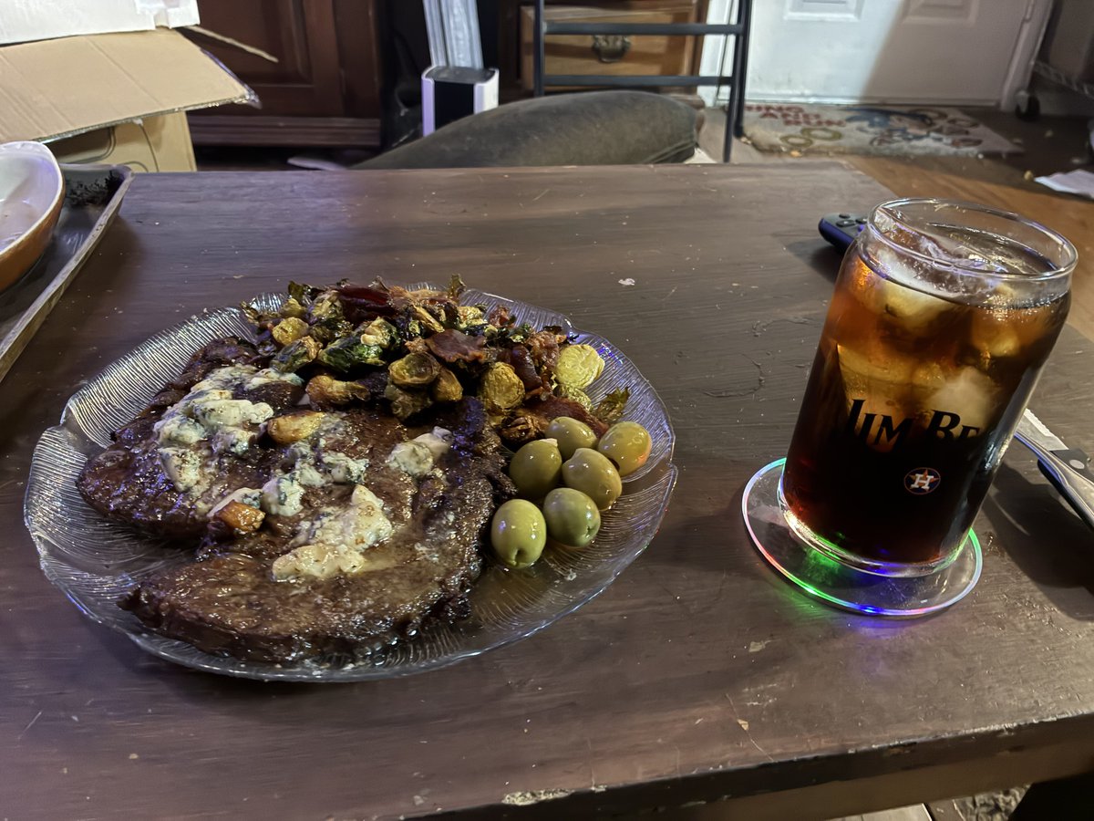 ABCrewInc's tweet image. First time using an air fryer. Make a awesome Steak and Brussels Sprout dinner