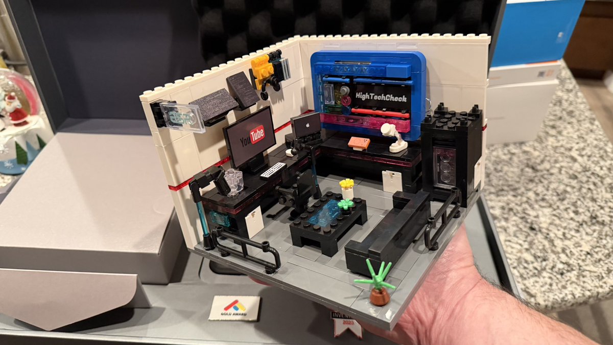 HighTechCheck tweet media