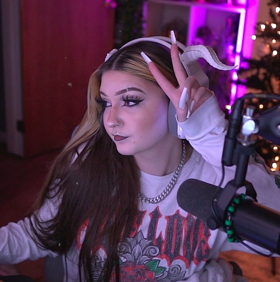 DAY 285 | MERRY CHRISTMAS, we'll be here if u need a place to hang out tonight <3

twitch.tv/falsities
kick.com/falsities