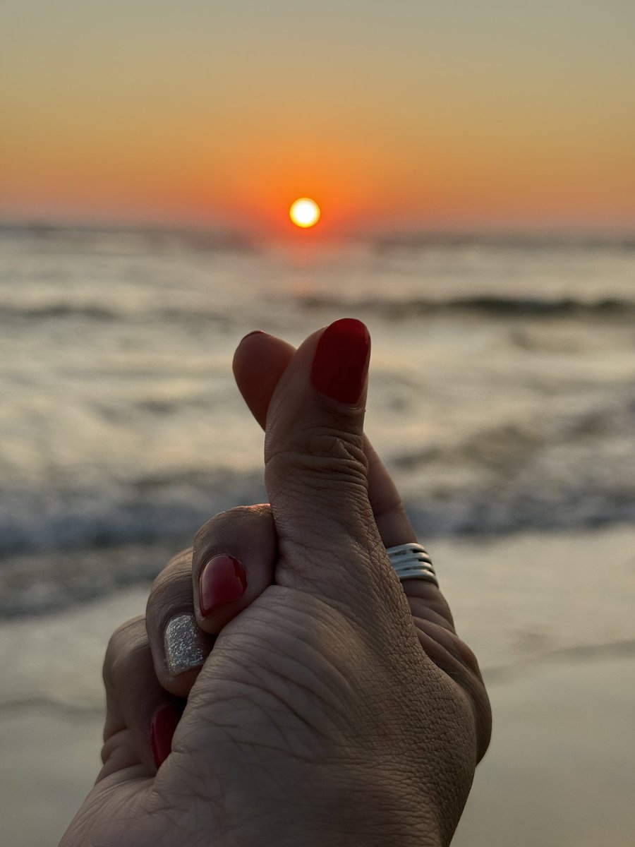 Amo y siempre amaré. Feliz y agradecida con mi vida… 🥰🥰🥰
#Sunset #Grateful #ÁngelesConmigo #HappyLife