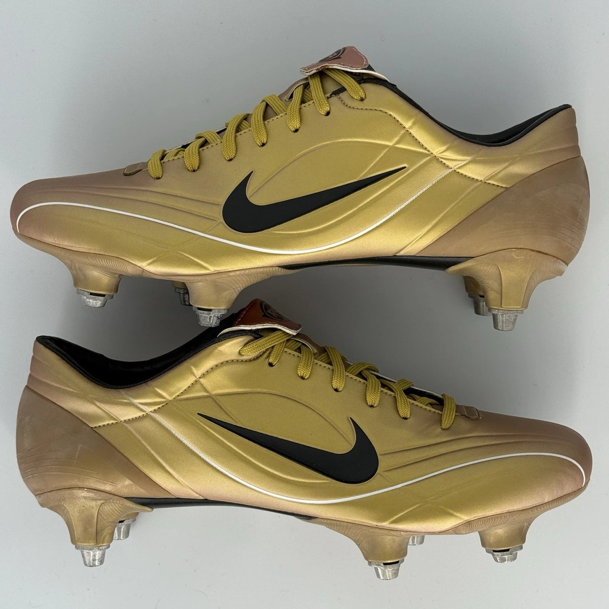 gold r9 boots