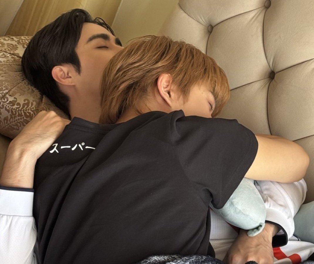 zeenunewmx's tweet photo. Hablando sobre dormir encima de la pareja

​😼: Mamá, ¿acaso tienes uoa? Hablando así... ¿tienes un faen?
💬: Mamá duerme encima de su faen hasta dejarlos planos.
😼: ¿Tan pesada es mamá? Pero yo soy ligero. Yo no aplastaría a nadie; quienquiera que duerma conmigo no se quedará plano.

©Trad: nunuchaw 

// Quienquiera (solo zee pruk) 🤭

✩°｡ #NuNew┆@CwrNew ⊹ ࣪ ˖