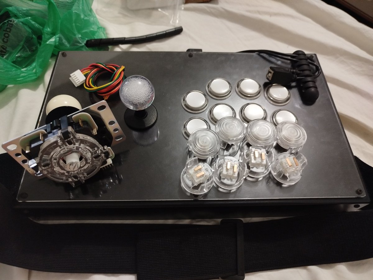 DanielGabassi's tweet image. Punk Workshop sem dúvida é o pior botão que já usei. Parece de brinquedo, dois vieram travando e os inputs são muito inconsistentes. Voltando pro Seimitsu já no primeiro dia de uso 😑😑😑
.