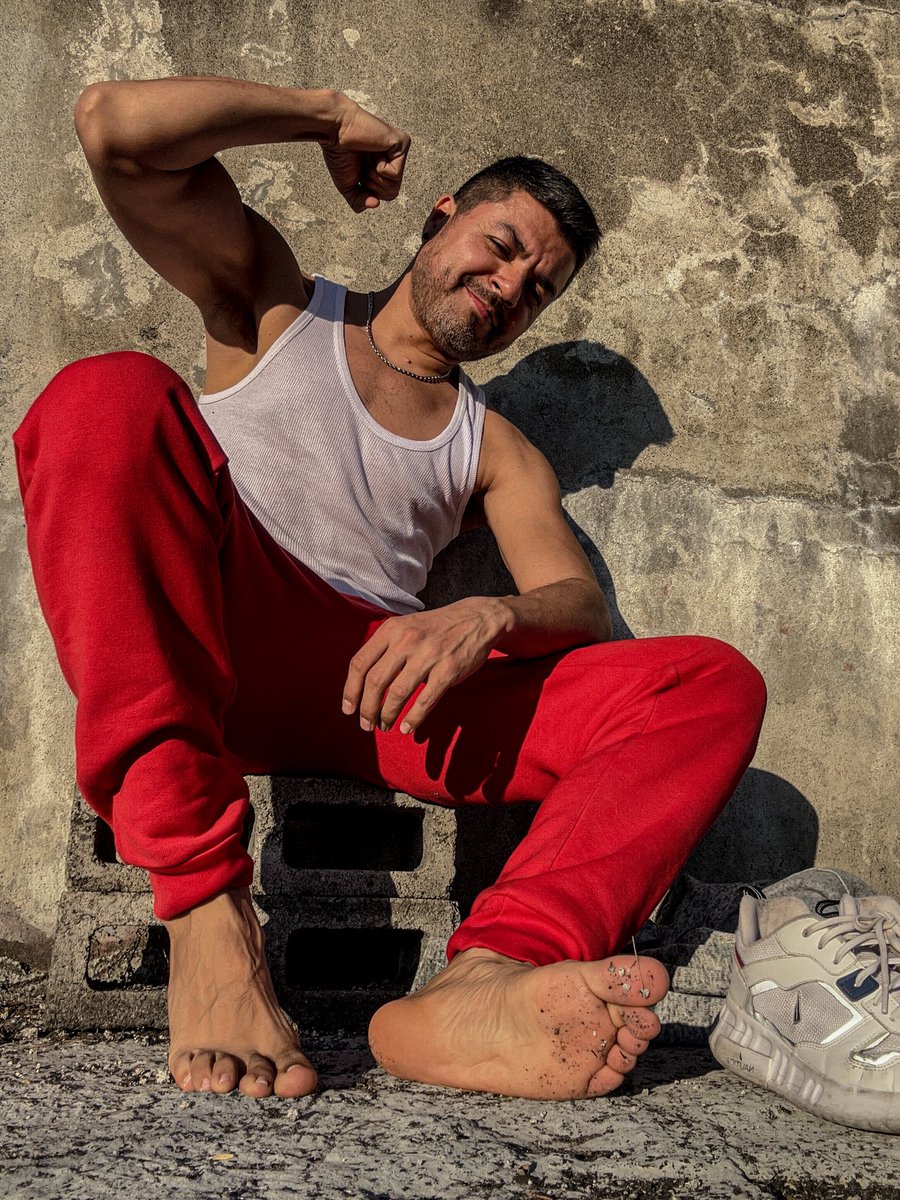 GilantroA's tweet photo. Por andar descalzo se me ensuciaron los pies 🦶 🦶 https://t.co/BAZi24x3NA