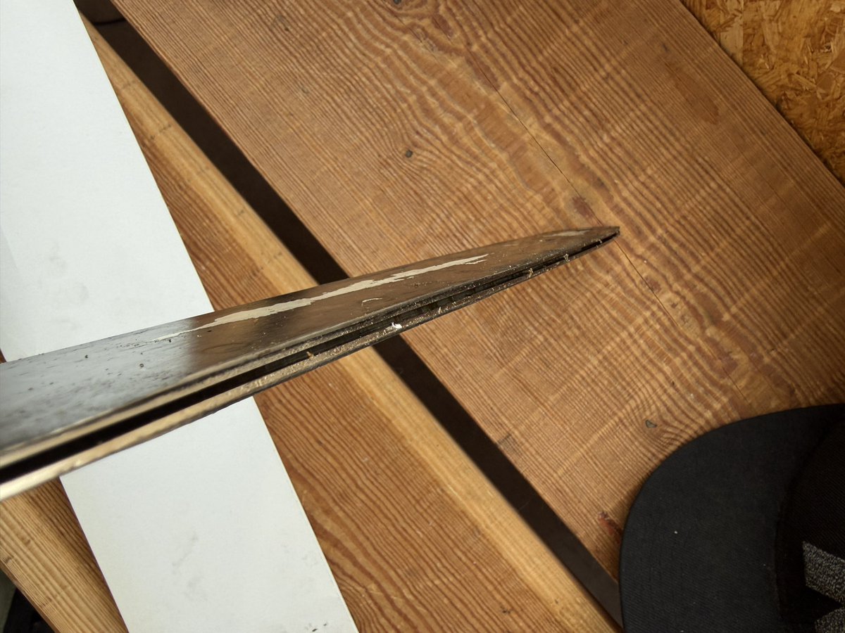imaikoki2's tweet photo. チェンソーのガイドバーも消耗品ですよ。ここまでバリが出ると切れないですね。 https://t.co/0JFdMtOR2v