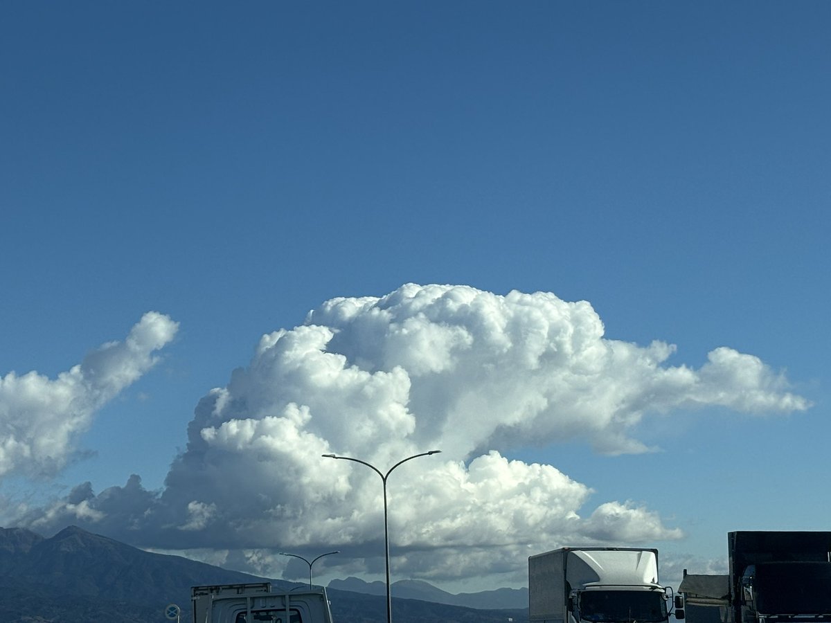 oshikatsubanzai's tweet photo. 仕事を終えたサンタクロース🎅の雲発見！
富士山と一緒に😊 https://t.co/EJndhrDKOi