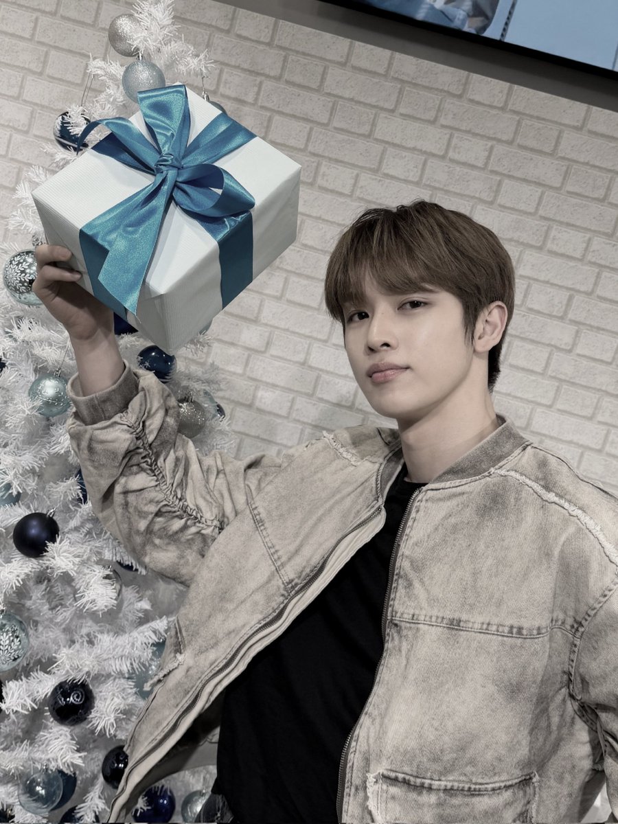 sunigchan's tweet image. Unwrapping happiness one gift at a time. The magic of Christmas is in the air, and I'm soaking it all in. May your days be merry and bright, and your heart be light!