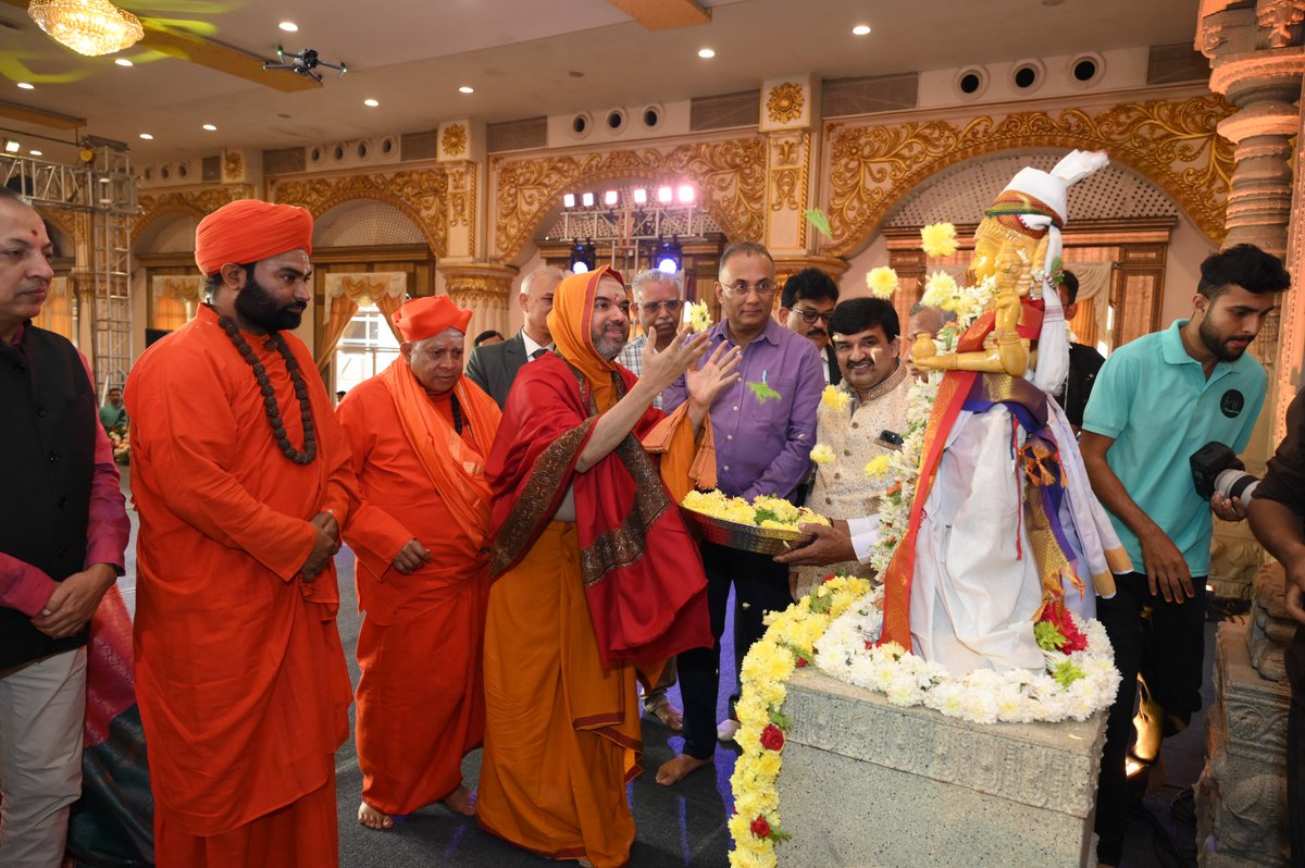 ShankaraPeetha's tweet photo. ಪರಮಪೂಜ್ಯ ಶ್ರೀಸಂಸ್ಥಾನದವರ ದಿವ್ಯ ಸಾನ್ನಿಧ್ಯದಲ್ಲಿ ದ್ವಿತೀಯ ಆಯುರ್ವೇದ ವಿಶ್ವ ಸಮ್ಮೇಳನ ಉದ್ಘಾಟನಾ ಸಮಾರಂಭ

ಅರಮನೆ ಮೈದಾನ, ಬೆಂಗಳೂರು
25-12-2025 https://t.co/U6jsDR6Ijx