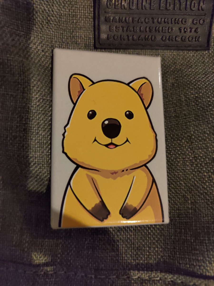 NotJimAU's tweet image. Hi, I'll be at fes this weekend, come say hi if you want, I'll be wearing the attached :)

こんにちは。明日は「グラブルフェス」に行くので、もし挨拶したい方がいたら、バッグに以下のバッジを付けておきますね！

ただ、日本語は話せないので、本当にごめんなさい！