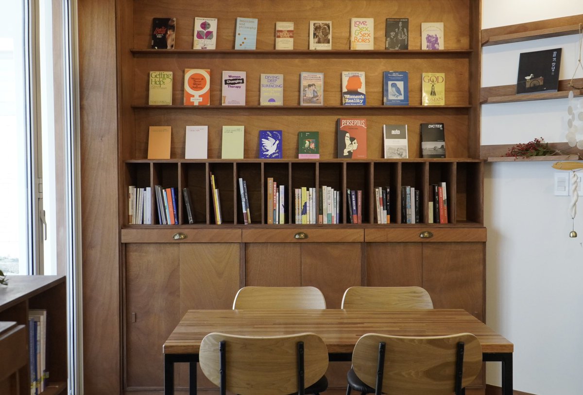 local___f's tweet image. 🥳 가오픈 D-DAY 🎉
페미니즘 책방 넘나들기의 가오픈 시작날입니다! 날씨가 영하로 떨어져서 많이 추운 날이지만, 넘나들기는 따뜻하고 시원한 음료를 정성스럽게 내어드리며 조금이나마 덜 추운 시간 보내실 수 있도록 마음을 다하겠습니다. 날이 많이 추우니 조심히 오세요!