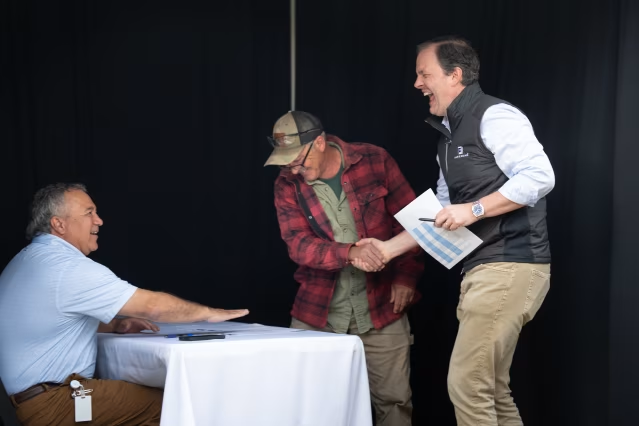 MarioNawfal's tweet image. 🇺🇸 THIS BOSS SOLD HIS COMPANY FOR $1.7 BILLION... AND GAVE EMPLOYEES $240 MILLION

Graham Walker just delivered the ultimate Christmas story.

When he sold his family's Louisiana company Fibrebond to Eaton, he had one condition: 15% of the $1.7 billion sale goes to his 540…