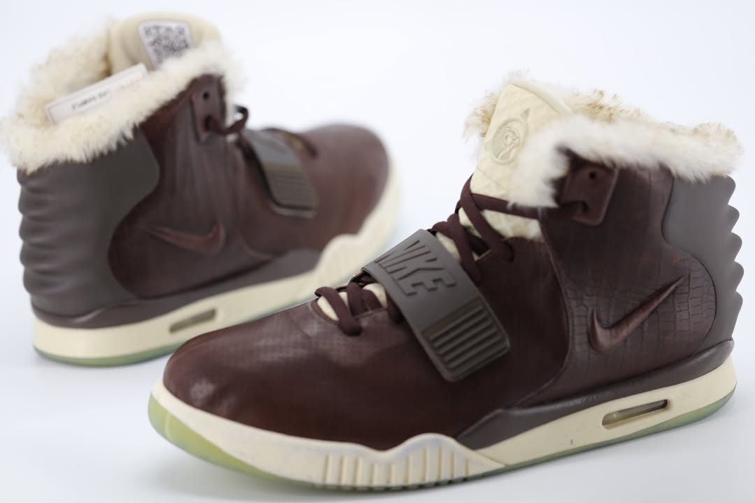 ModernNotoriety's tweet photo. Nike Air Yeezy 2 "Chocolate" Fur-Lined Sample 🍫❄️ https://t.co/6t3k1XNz3I