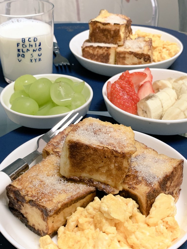 성탄을 함께 보내준 친구를 위해 준비한
Tina's스테이 조식~
프렌치토스트&amp;과일🍓🍌🍇
냠냠😋