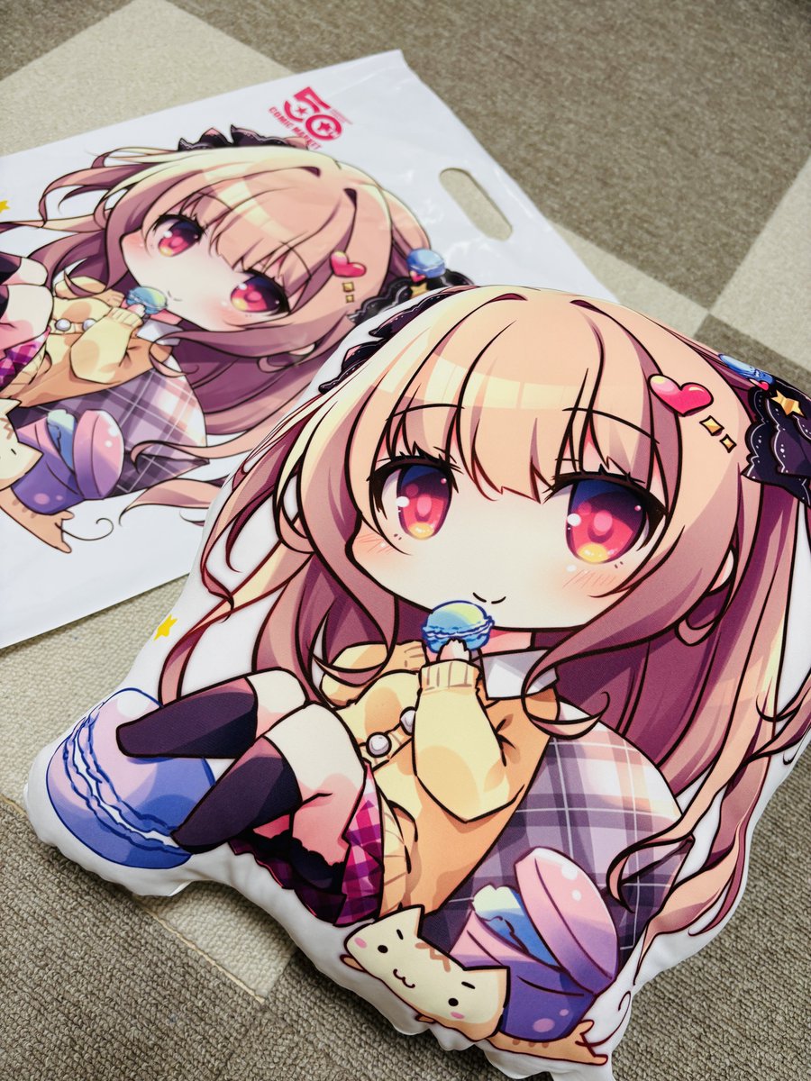 「冬コミ新作グッズのひとつができました ねおちゃんの型抜きクッションです 可愛い!」|ななろば華*4/29コミ1*F21aのイラスト