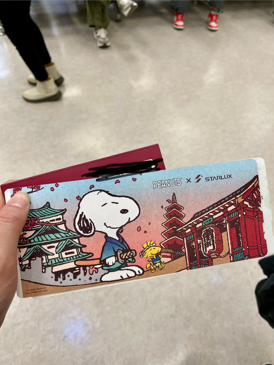 leafhappaaa's tweet image. 飛行機が遅れて台湾に到着して乗り継ぎどうなるかと思ったらまさかのスヌーピー とコラボしてる便に乗れることになってもう眠気なんて吹っ飛んでもうガン決まりよ🥺