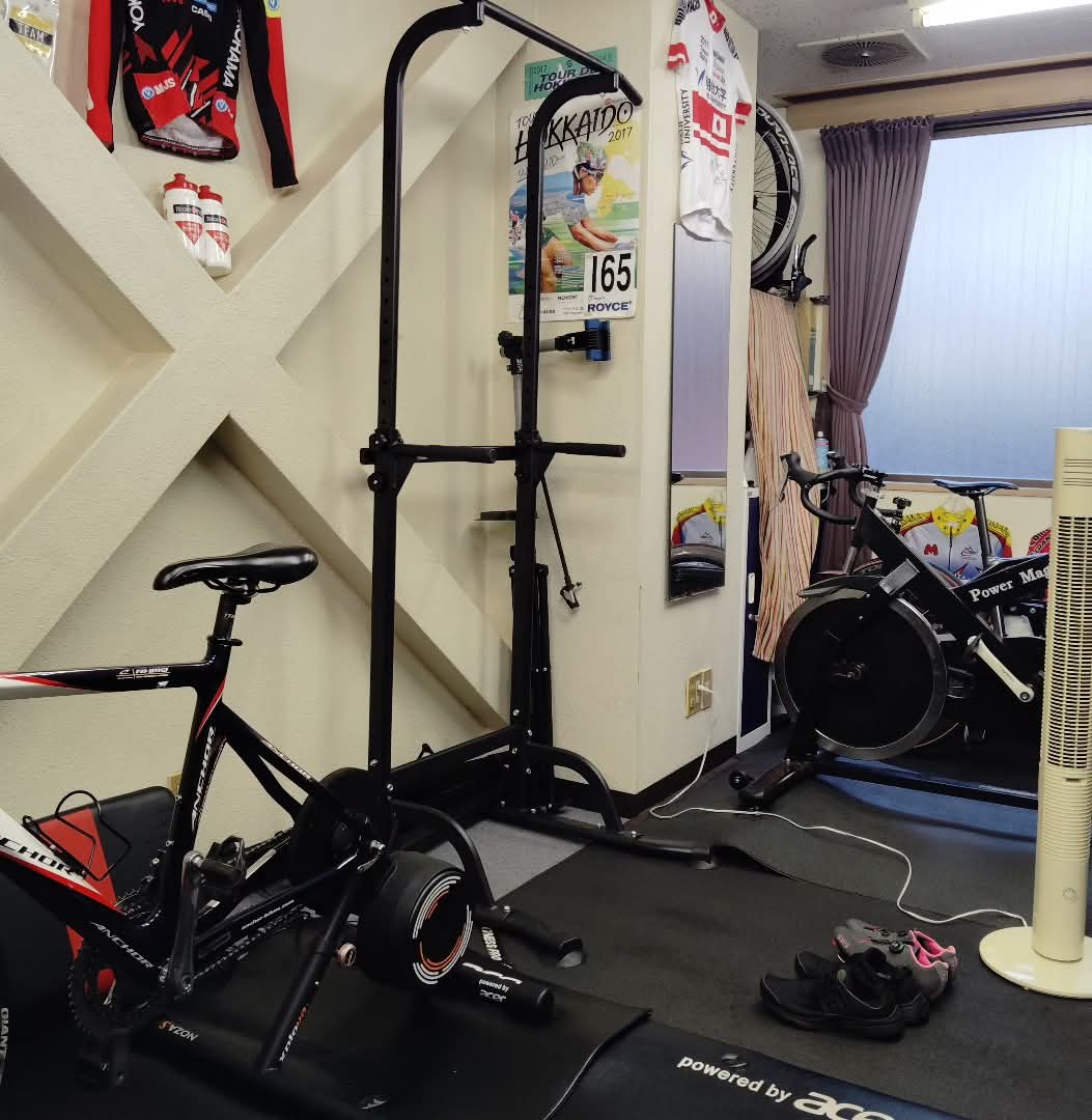 「ロードバイクに上半身の筋肉は必要❓️」
強いペダリングをするという事は支え抑えるために体幹を使う。その体幹を効果的に連動して強く力をペダルに伝えるには広背筋、腕筋、握力で抑え込む。そのための筋肉です。
プロの人は必要ないと言いますが日頃の練習で必然的につくから。
#金田BODYTALKING