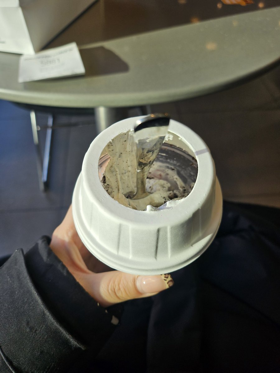 플러리 매장에서먹으니까이래주네 신기