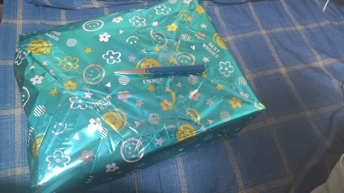 終於找到順眼的包材，準備把禮物寄出去～
說真的，一個轉盤轉兩次還是同一個人，這個二分之一的機率也是絕了！

……為什麼要貼那麼多膠帶？因為這樣才有交(膠)代(帶)啊！
提醒各位，寄禮物時請把禮物盒樣子固定好，不然禮物外觀爆掉就不好囉！
#魔法木天聊 #2025聖誕節 #交換禮物活動