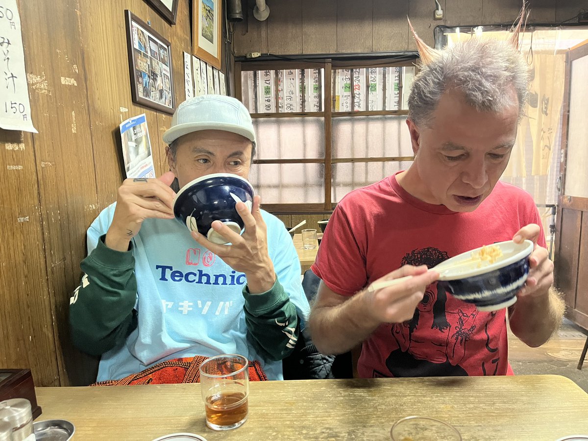 勝手にダチを晒すシリーズ
記録・大阪2023
丼をかっこむ奇妙な2人
この2人が世界に羽ばたこうとしている奇才なゲージュツカだとは誰も思うまい。ｼﾗﾝｹﾄﾞ
中尾変&amp;ボチボチ
<a href="/BotchyBotchy/">Botchy-Botchy (ボチボチ)</a>