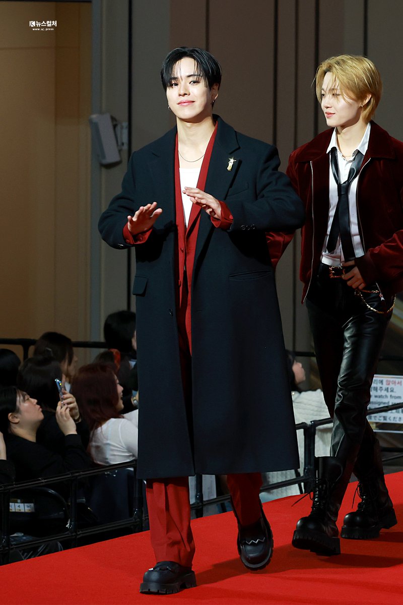 251225 가요대전 레드카펫 트레저 윤재혁

트레저가 불러주는 런 무대 이게 되네 ;;

🔗nc.press/news/articleVi…

#트레저 #TREASURE #トレジャー
#윤재혁 #YOONJAEHYUK #ジェヒョク
#뉴스컬처 #nctv