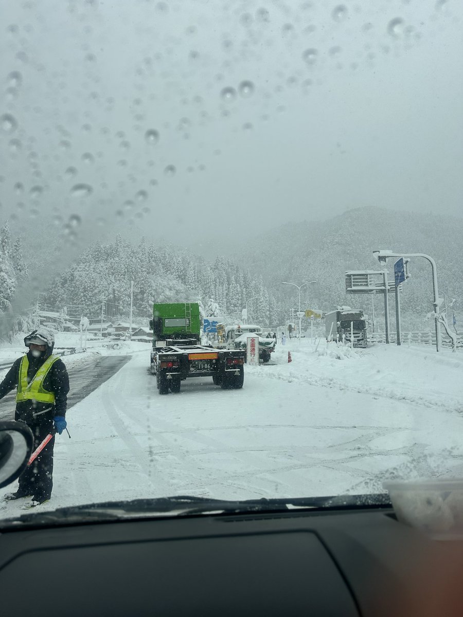 鳥取、智頭にいくのに
373号線は雪で通行止め、
大原まで引き返して
53号線で通行できました。

どなたかの参考になれば。

#鳥取通行止め
