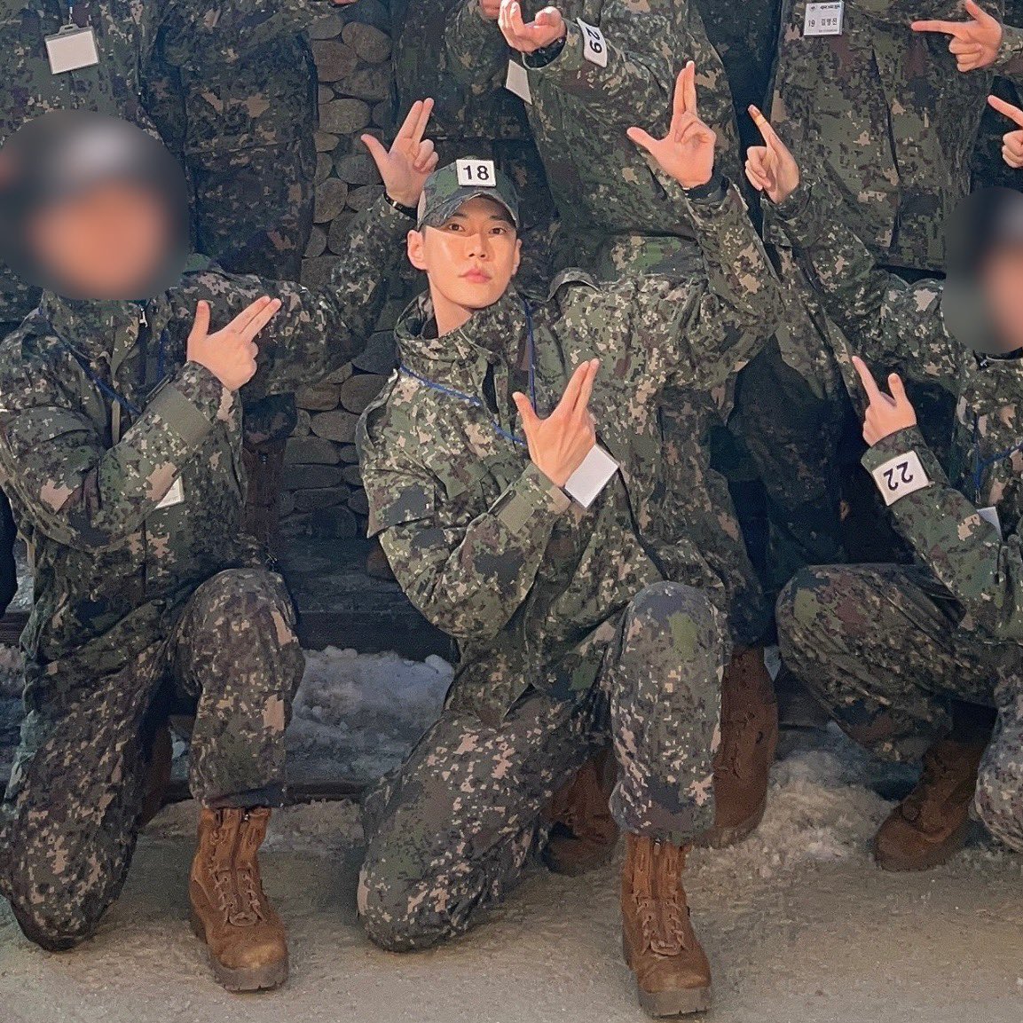 gorrrun's tweet image. 읍대 가고 물안맞아서 표정 똥씹는건 씹는거고 할일은 해서 중대장 달고 슥 나타나는거 개웃기고 최종꼴포